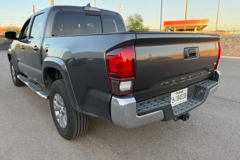 2019 Toyota Tacoma SR5 photo 1