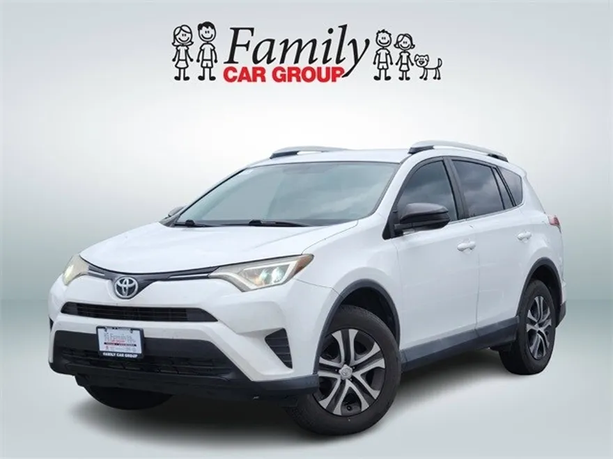 2016 Toyota RAV4 LE photo 1