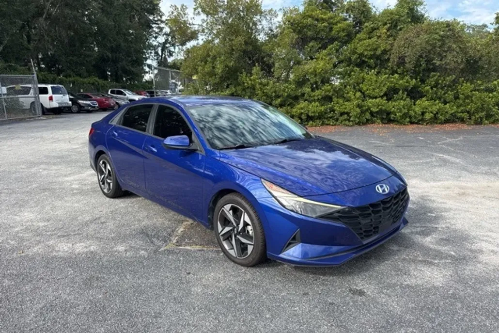 2023 Hyundai Elantra SEL photo 1
