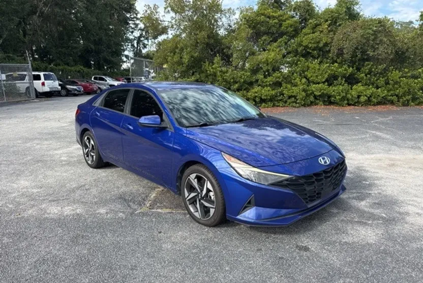 2023 Hyundai Elantra SEL photo 1