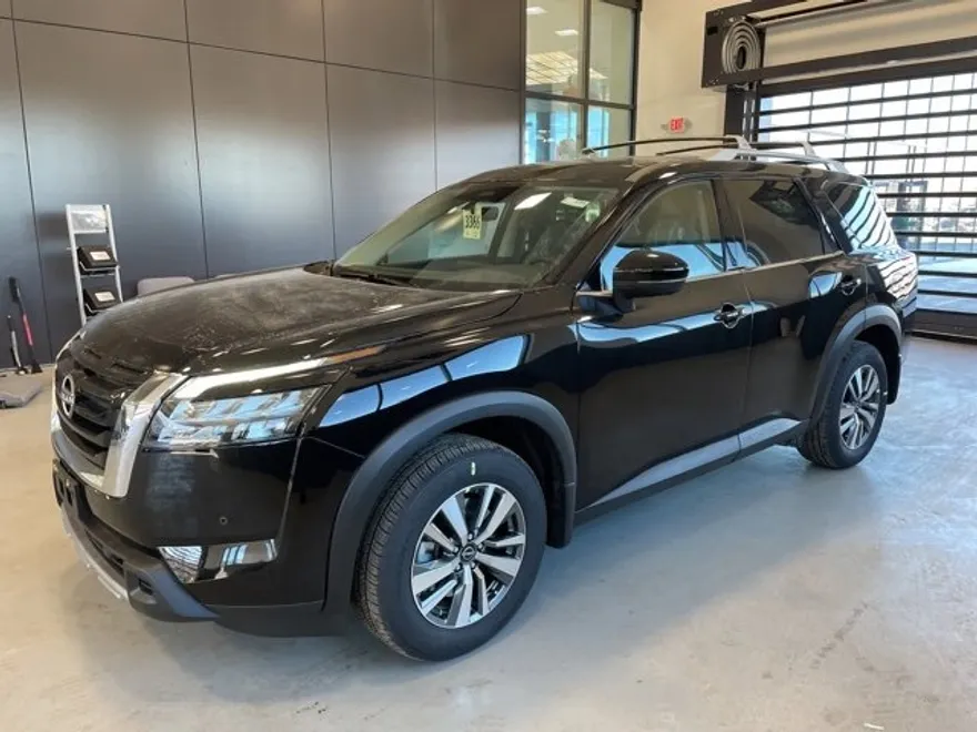 2025 Nissan Pathfinder SL photo 1