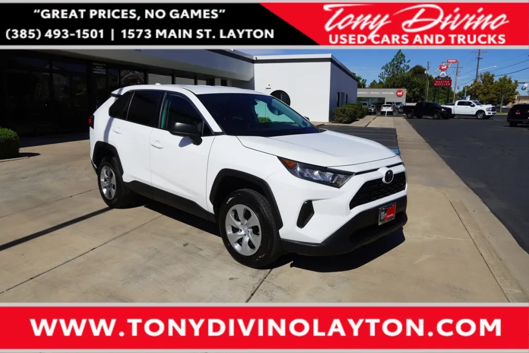 2022 Toyota RAV4 LE photo 1