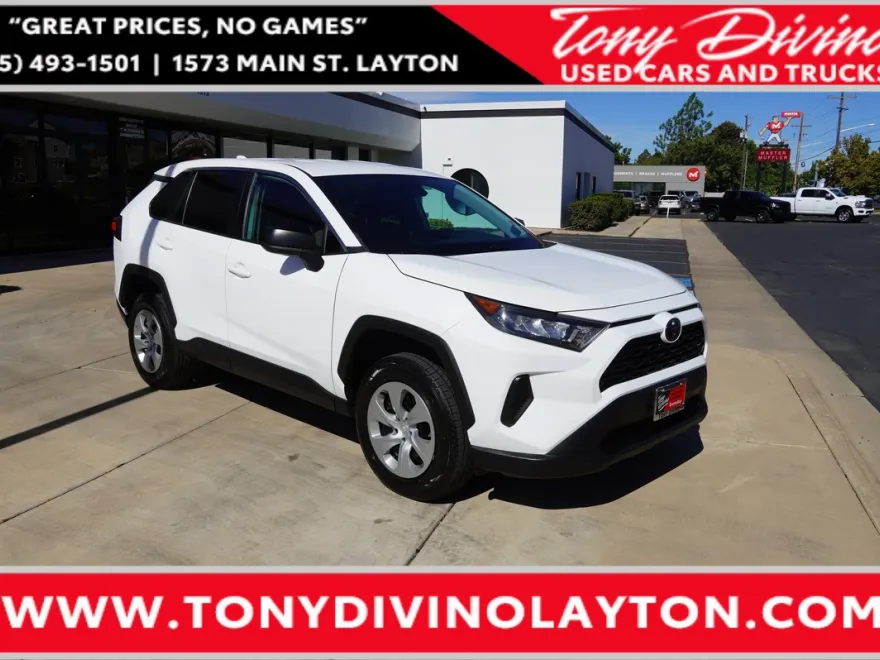 2022 Toyota RAV4 LE photo 1