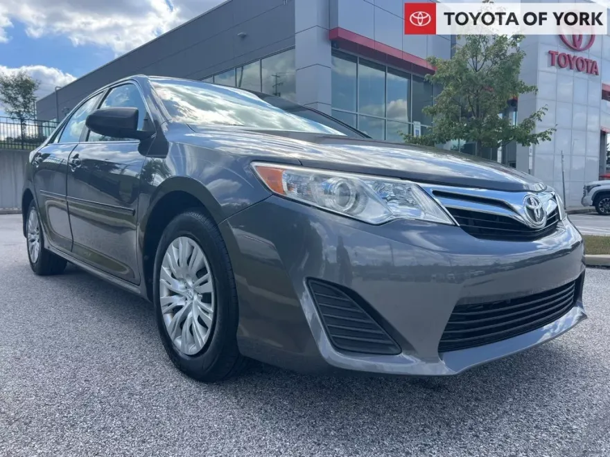 2014 Toyota Camry LE photo 1