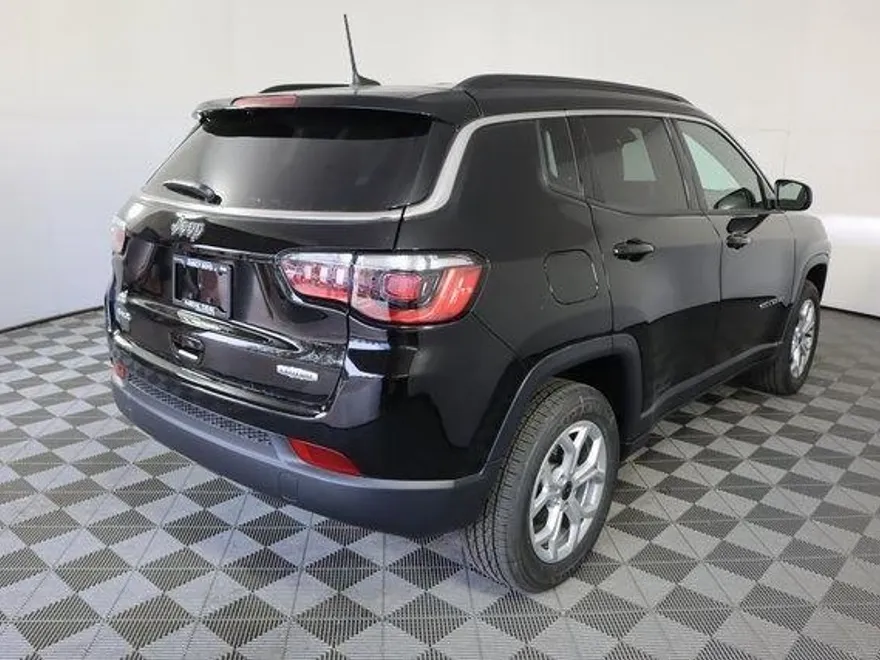 2025 Jeep Compass Latitude photo 1
