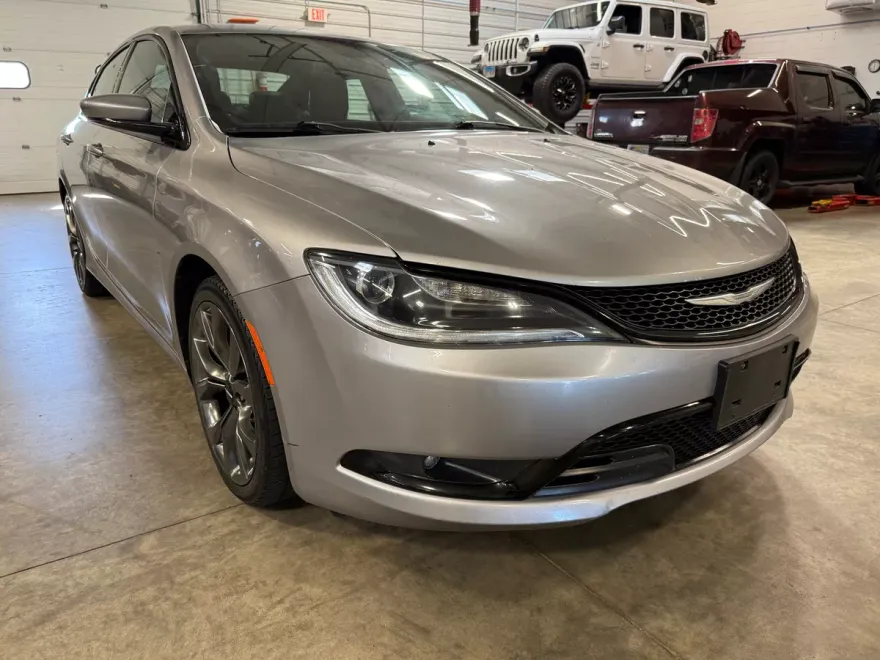 2015 Chrysler 200 S photo 1