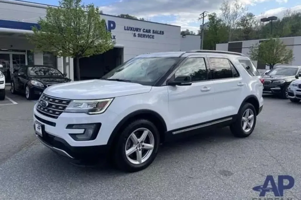 2017 Ford Explorer XLT Sport photo 1