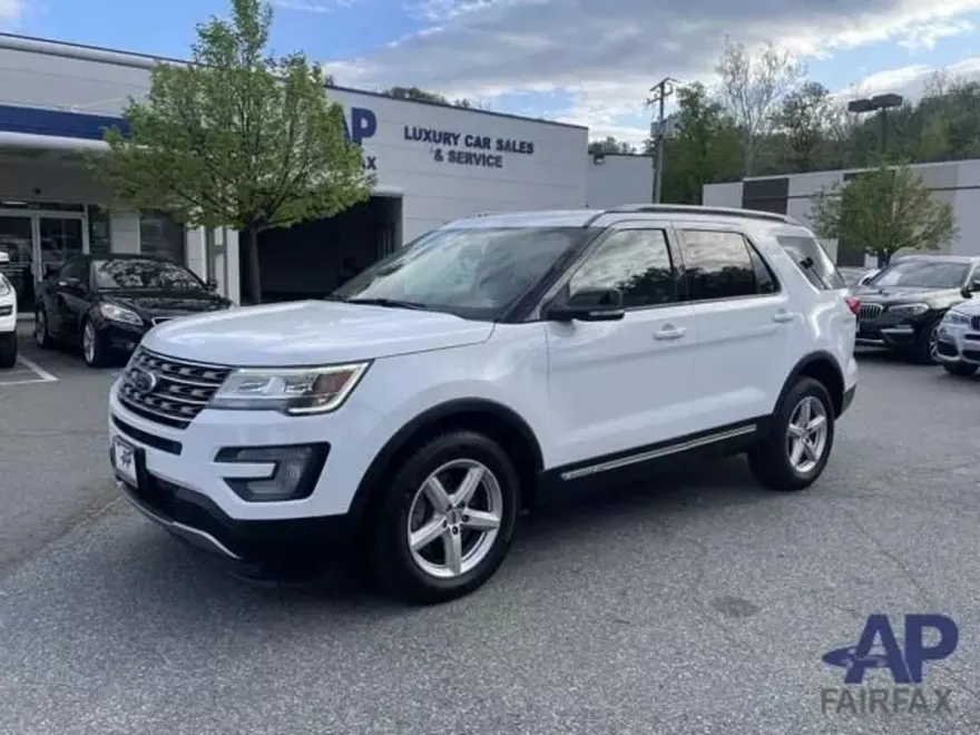 2017 Ford Explorer XLT Sport photo 1