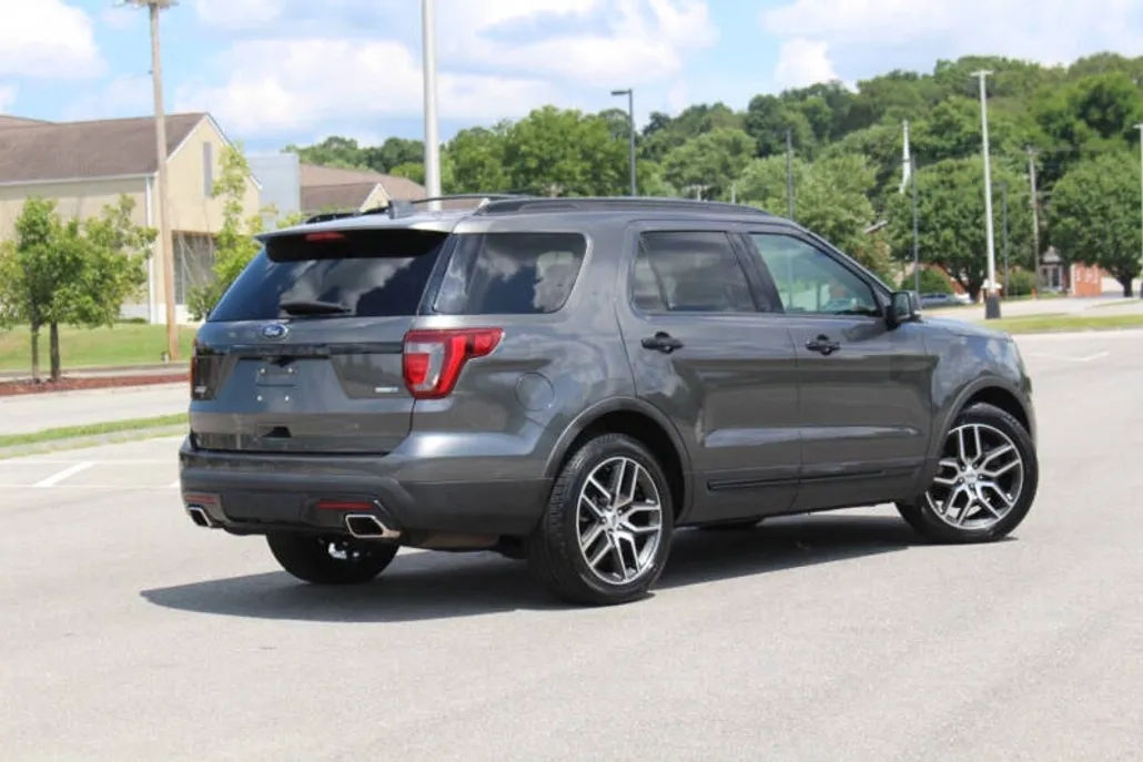 2017 Ford Explorer Sport photo 1