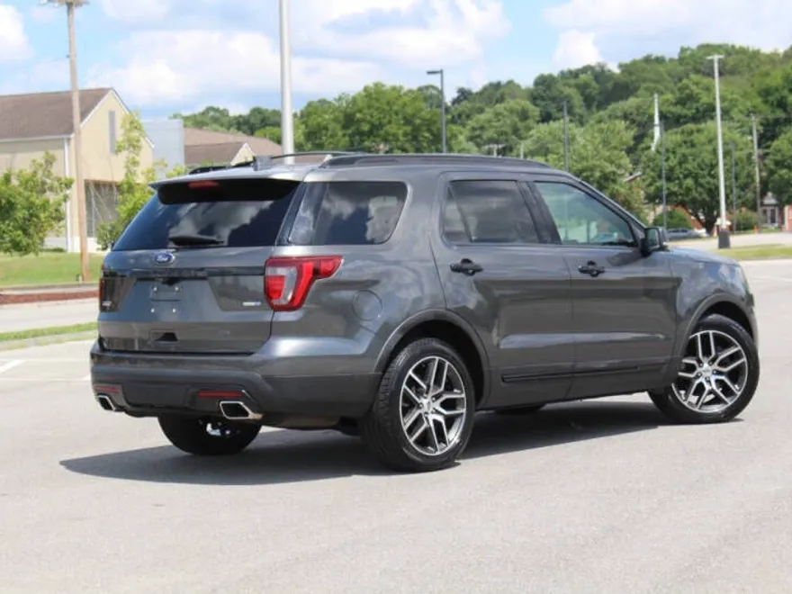 2017 Ford Explorer Sport photo 1