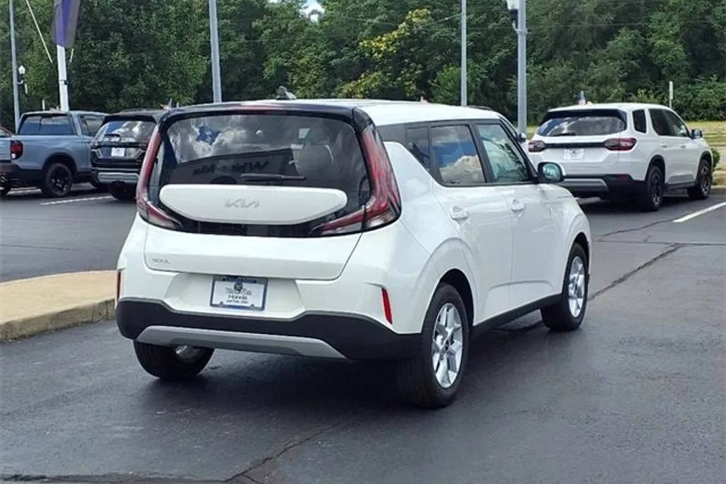 2023 Kia Soul LX photo 1