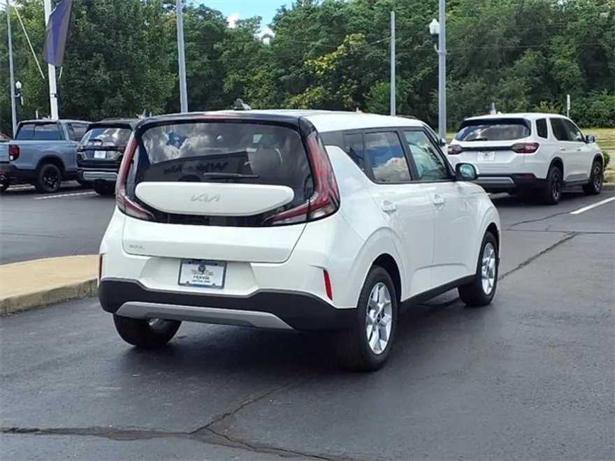 2023 Kia Soul LX photo 1