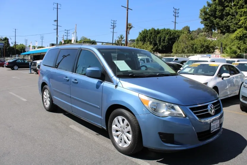2012 Volkswagen Routan SE photo 1