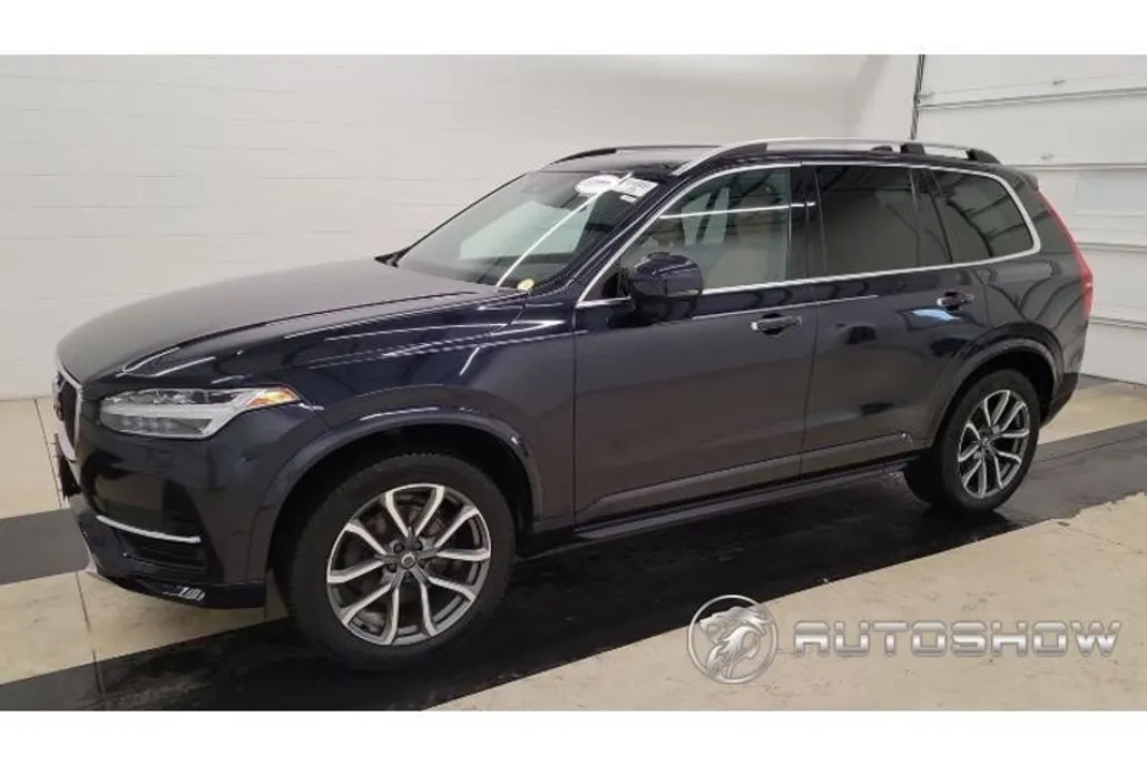 2017 Volvo XC90 T6 AWD Momentum photo 1
