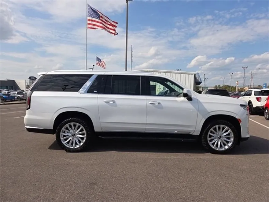 2023 Cadillac Escalade ESV Luxury photo 1