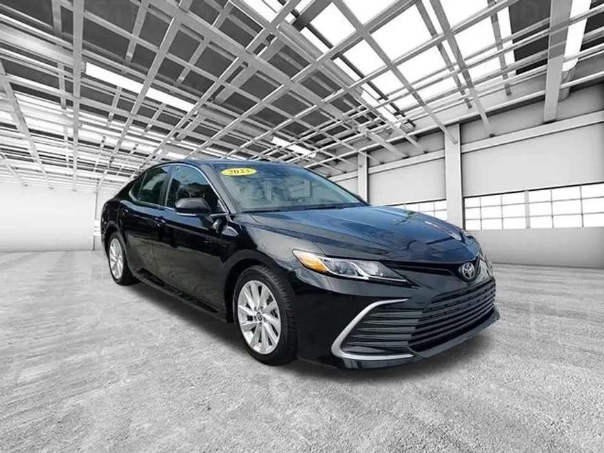 2023 Toyota Camry LE photo 1
