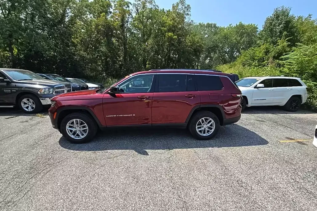 2022 Jeep Grand Cherokee Laredo photo 1