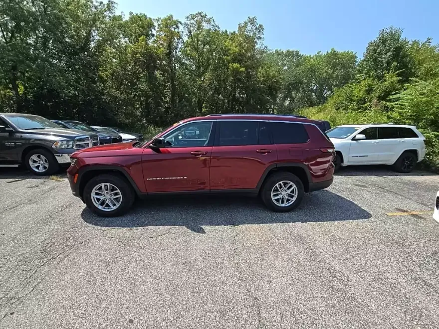 2022 Jeep Grand Cherokee Laredo photo 1