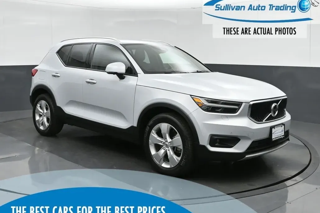 2021 Volvo XC40 Momentum photo 1