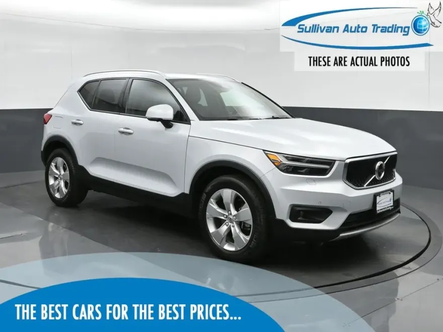 2021 Volvo XC40 Momentum photo 1