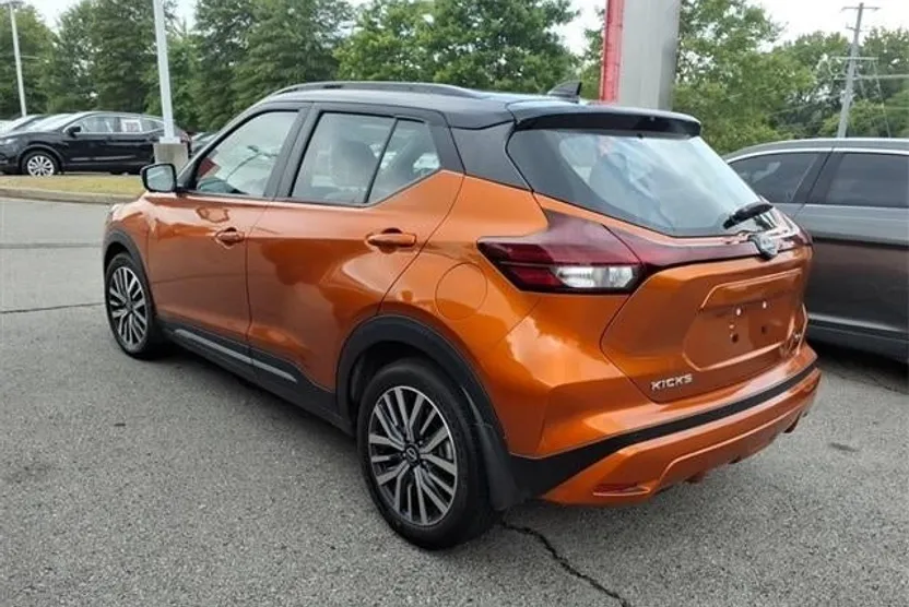 2023 Nissan Kicks SR photo 1