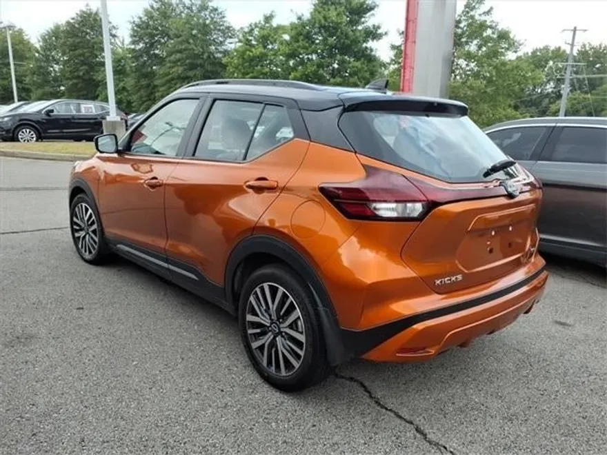 2023 Nissan Kicks SR photo 1