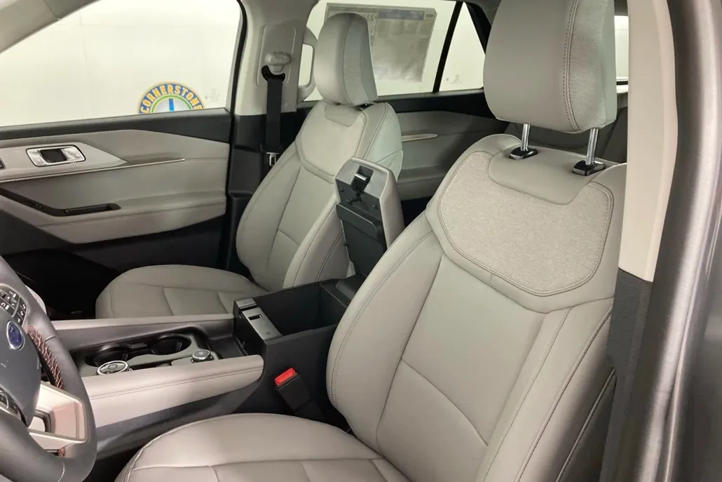 2025 Ford Explorer photo 1