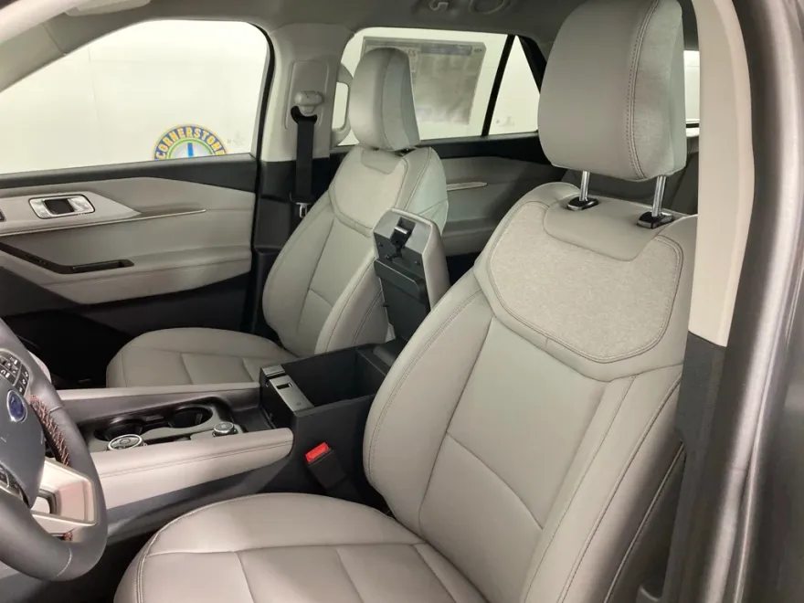 2025 Ford Explorer photo 1