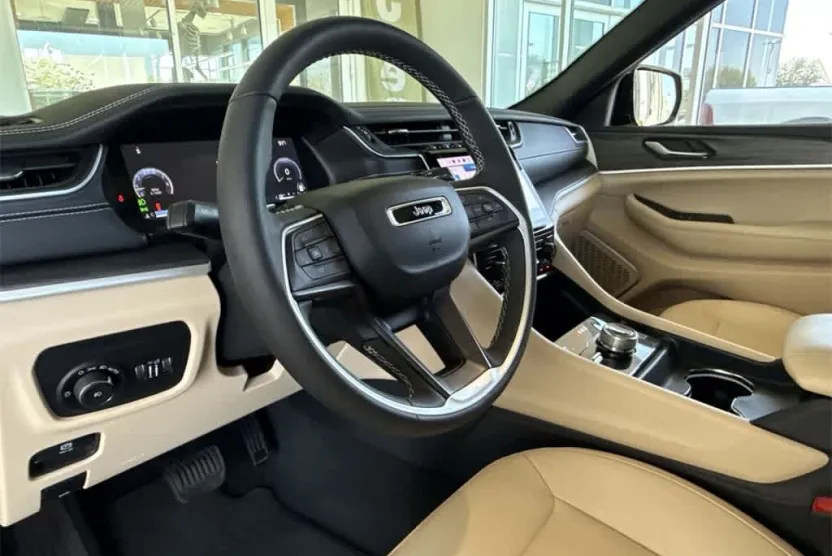 2023 Jeep Grand Cherokee Limited photo 1