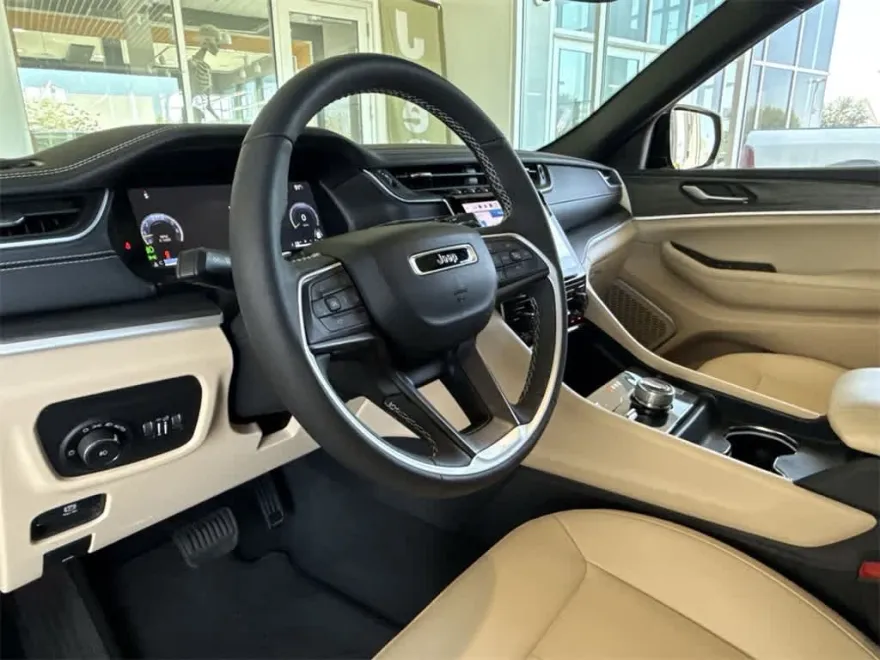 2023 Jeep Grand Cherokee Limited photo 1