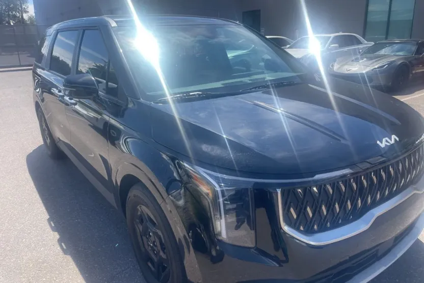 2025 Kia Carnival LXS photo 1
