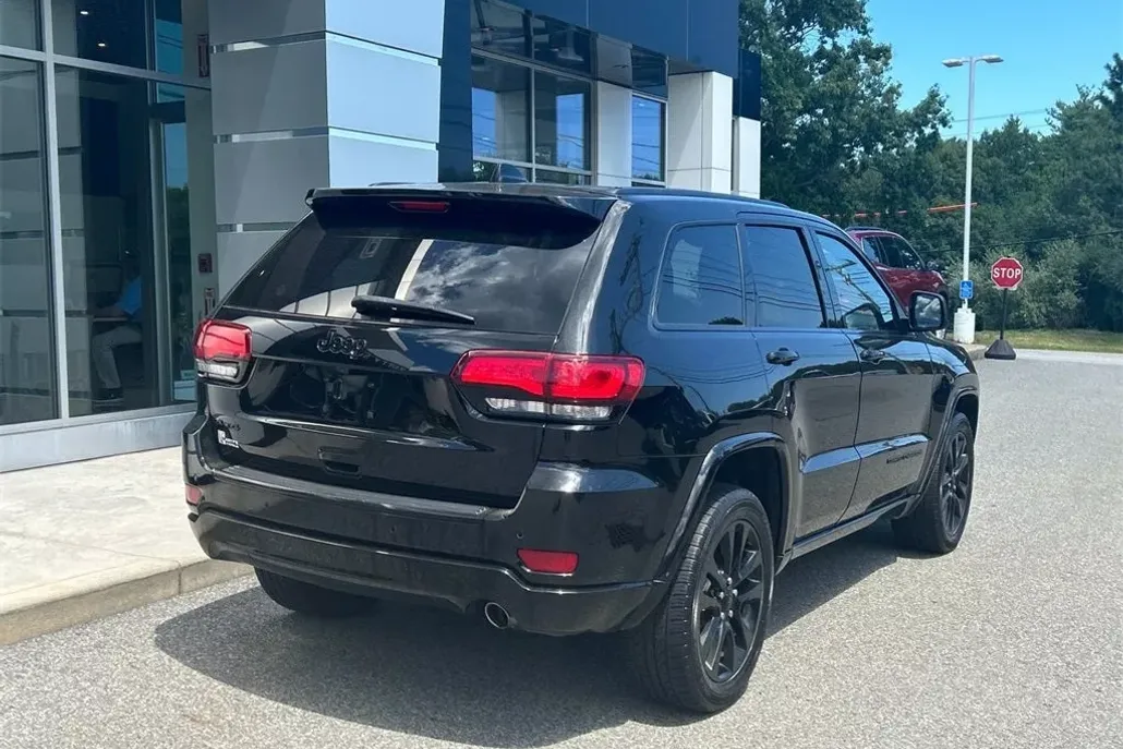 2017 Jeep Grand Cherokee Altitude photo 1