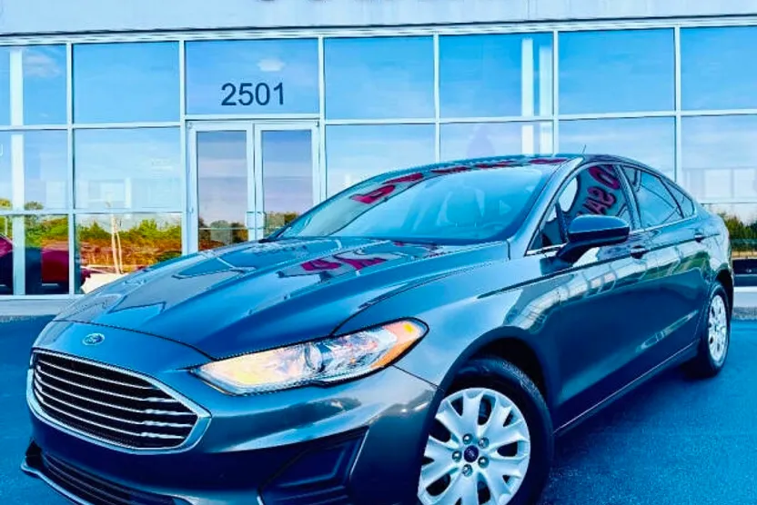 2019 Ford Fusion S photo 1