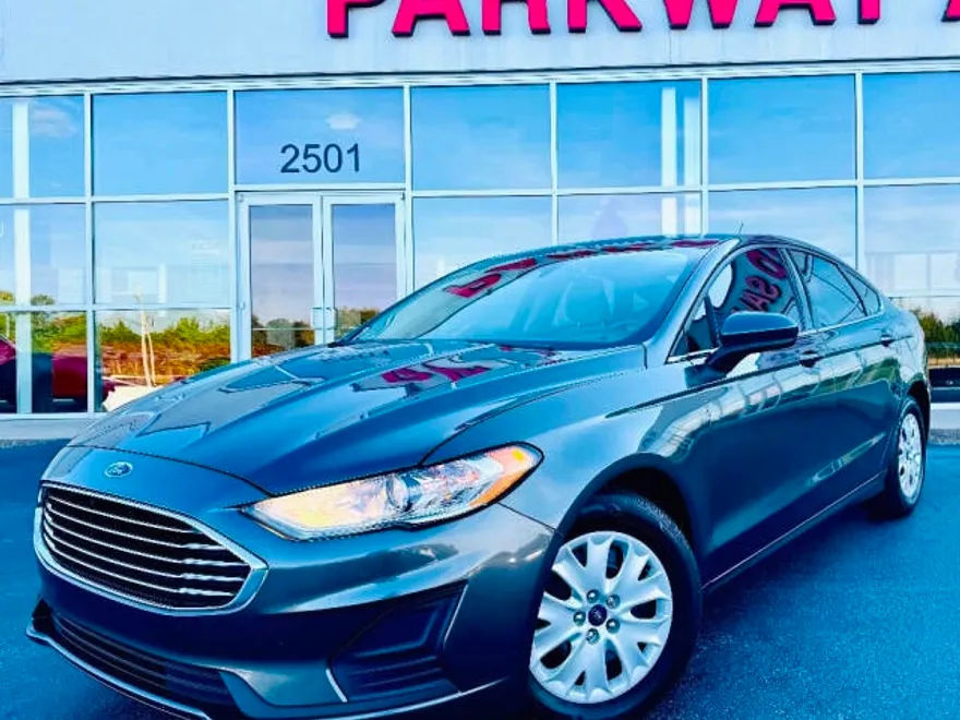 2019 Ford Fusion S photo 1