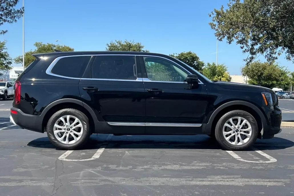 2022 Kia Telluride LX photo 1