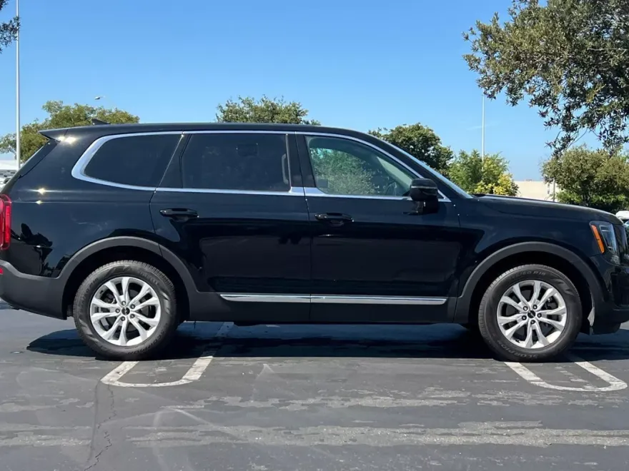 2022 Kia Telluride LX photo 1