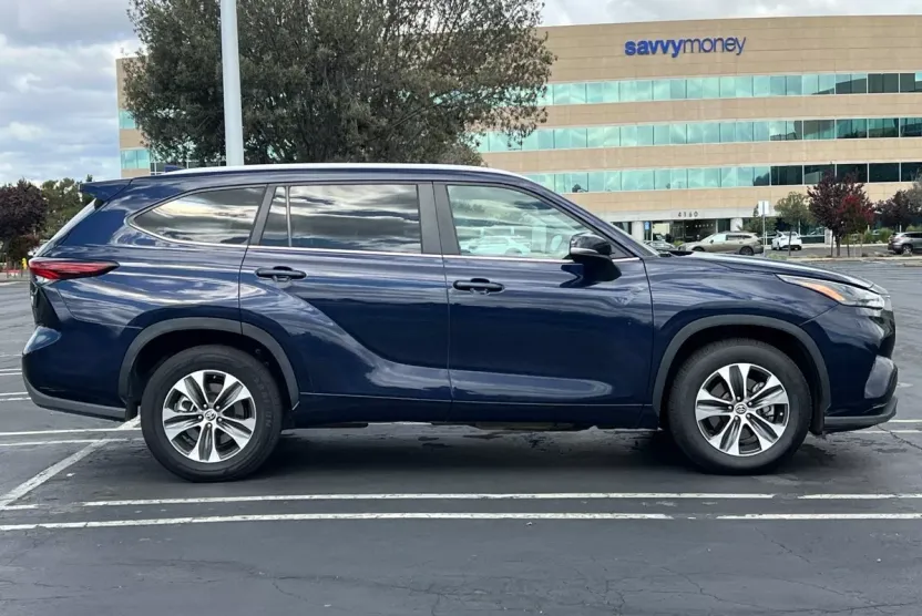 2024 Toyota Highlander XLE photo 1