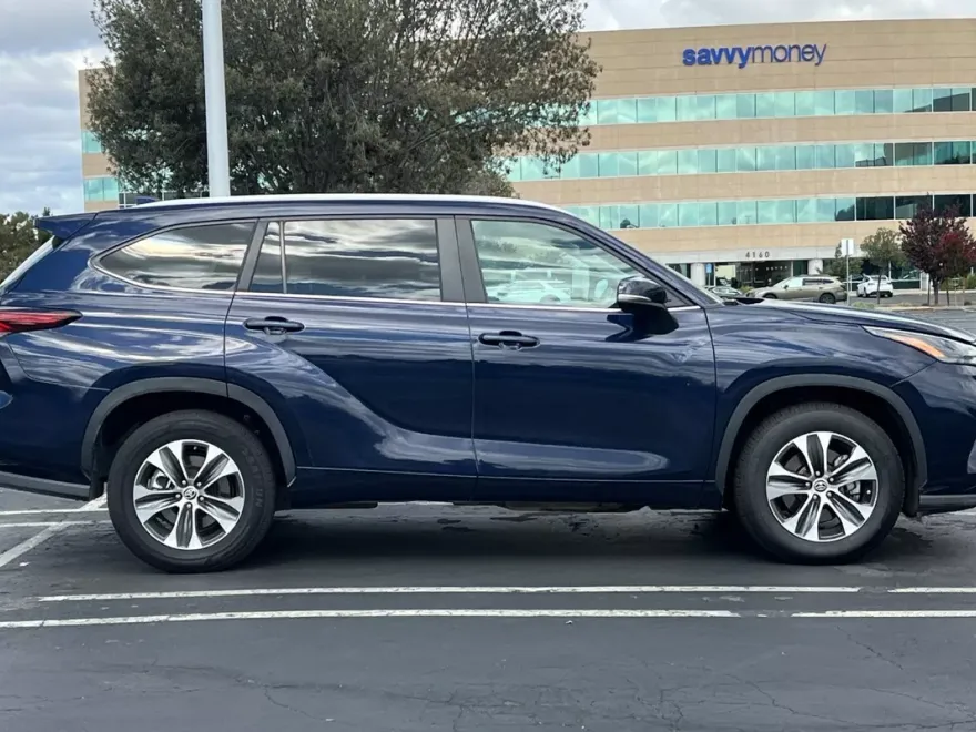 2024 Toyota Highlander XLE photo 1