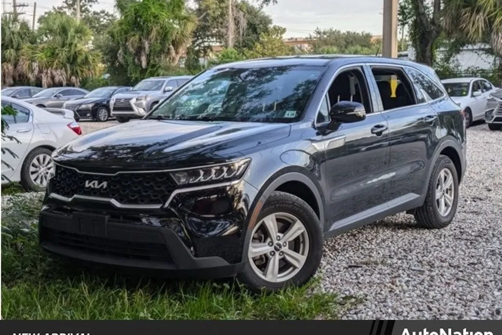 2023 Kia Sorento LX photo 1