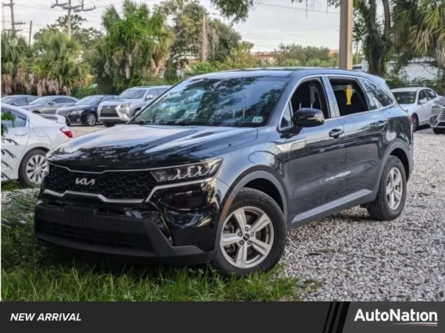 2023 Kia Sorento LX photo 1