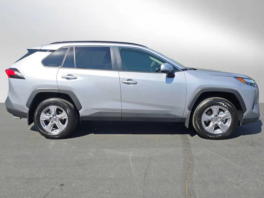2025 Toyota RAV4 Hybrid LE photo 1