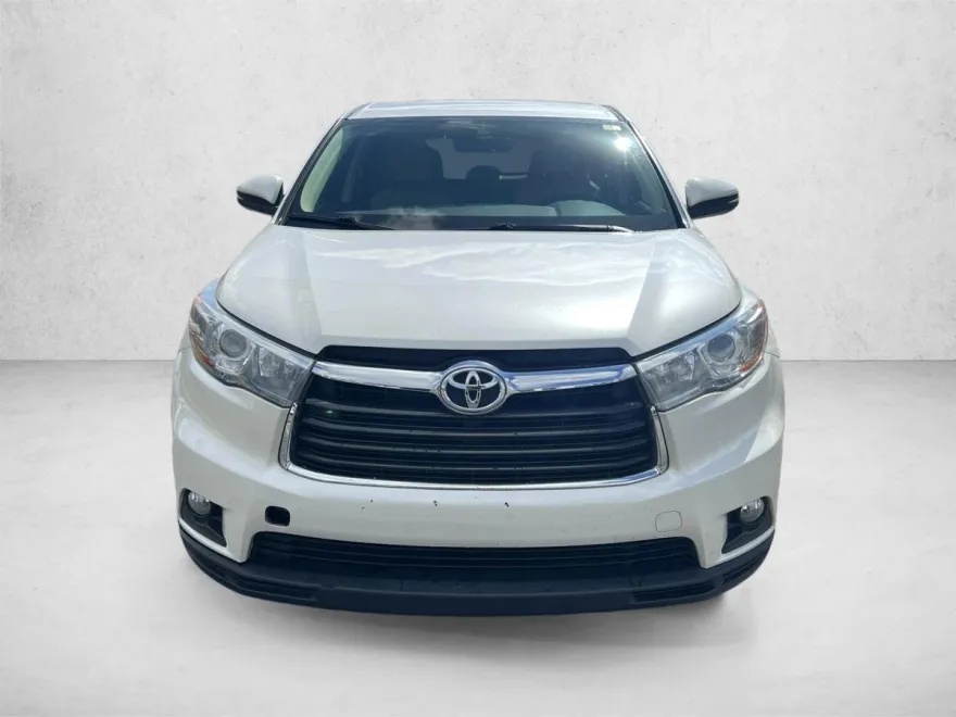 2016 Toyota Highlander LE Plus photo 1