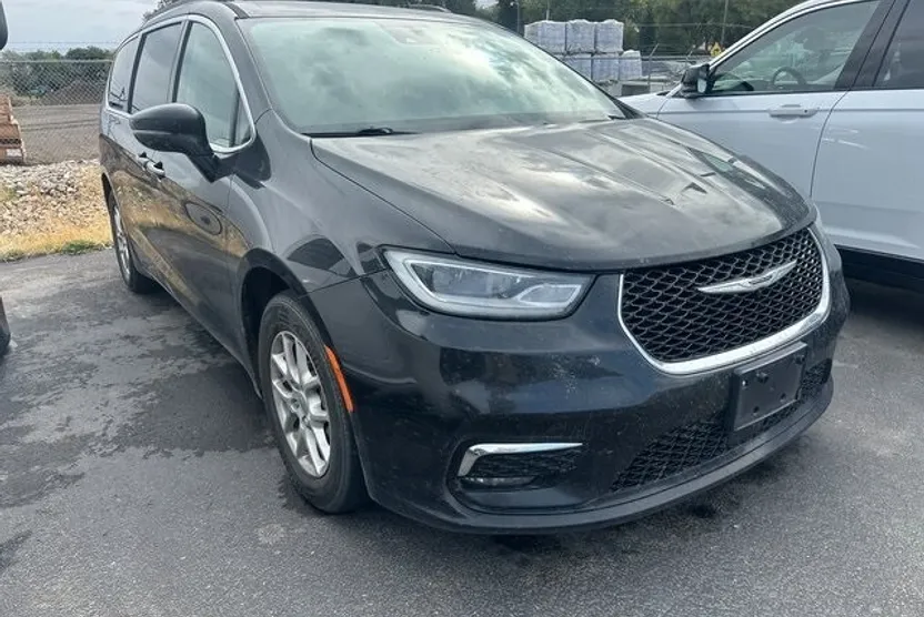 2022 Chrysler Pacifica Touring L photo 1