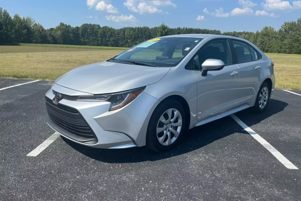 2025 Toyota Corolla LE photo 1