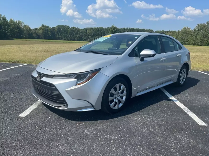 2025 Toyota Corolla LE photo 1