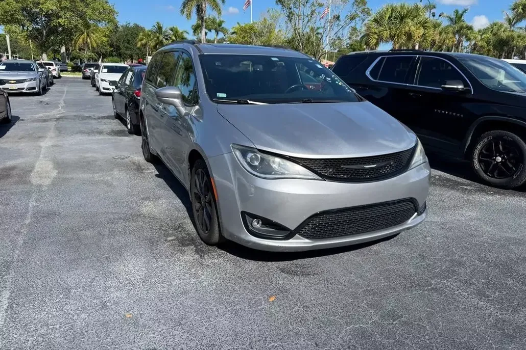 2019 Chrysler Pacifica Limited photo 1