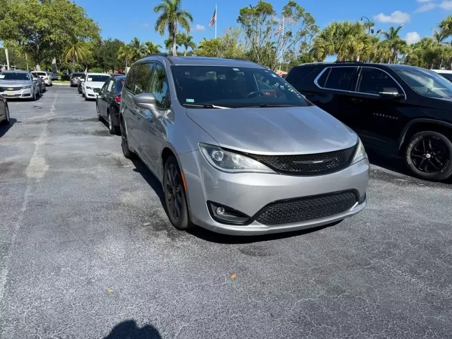 2019 Chrysler Pacifica Limited photo 1