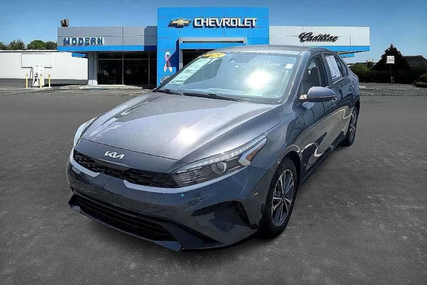 2023 Kia Forte LXS photo 1