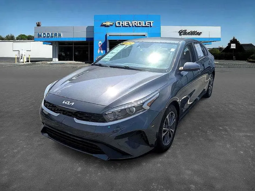2023 Kia Forte LXS photo 1