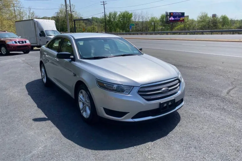 2017 Ford Taurus SE photo 1
